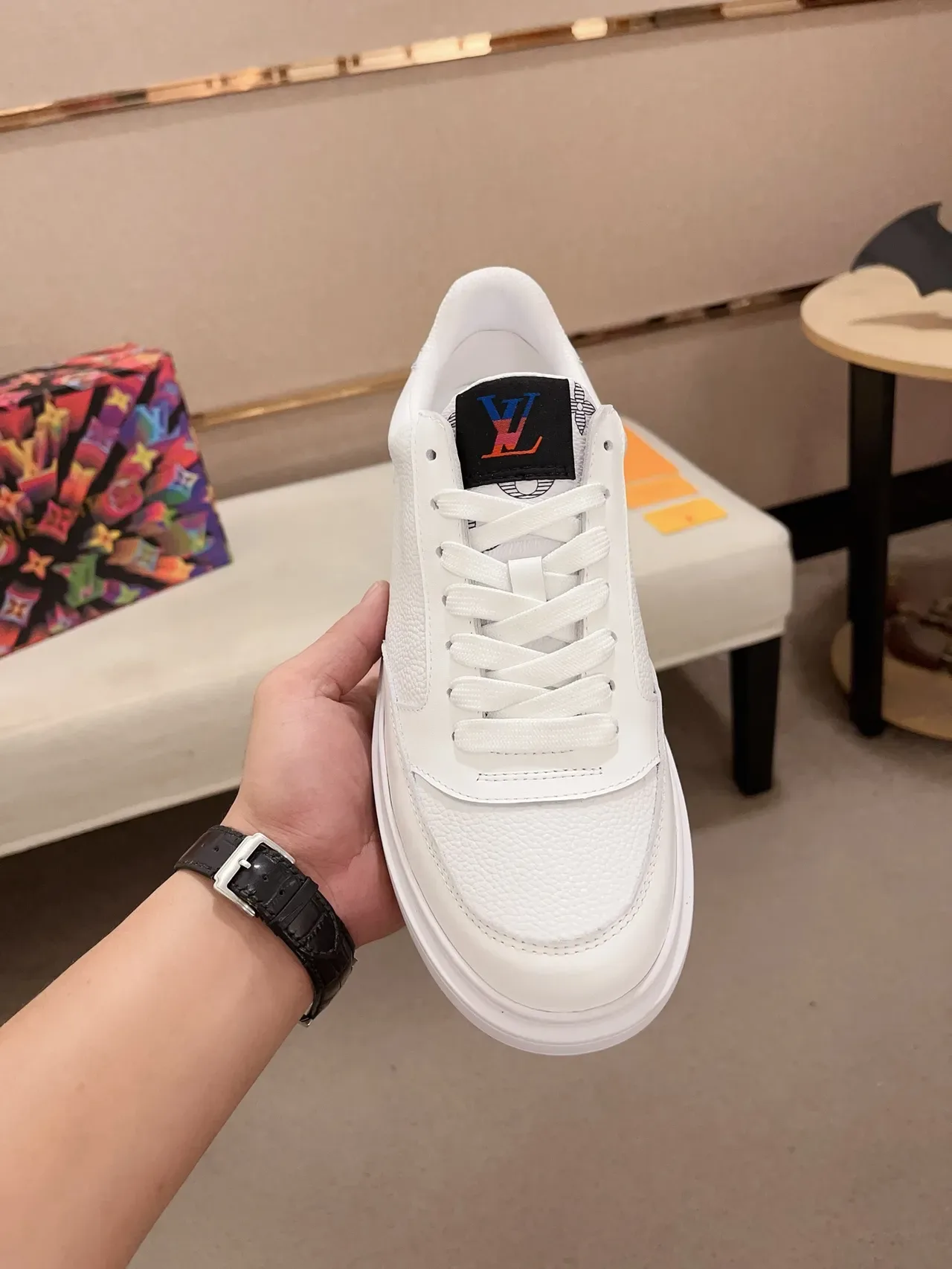 Louis Vuitton LV Trainer Branco Preto couro texturizado impressão de monograma calcanhar tênis lifestyle 2