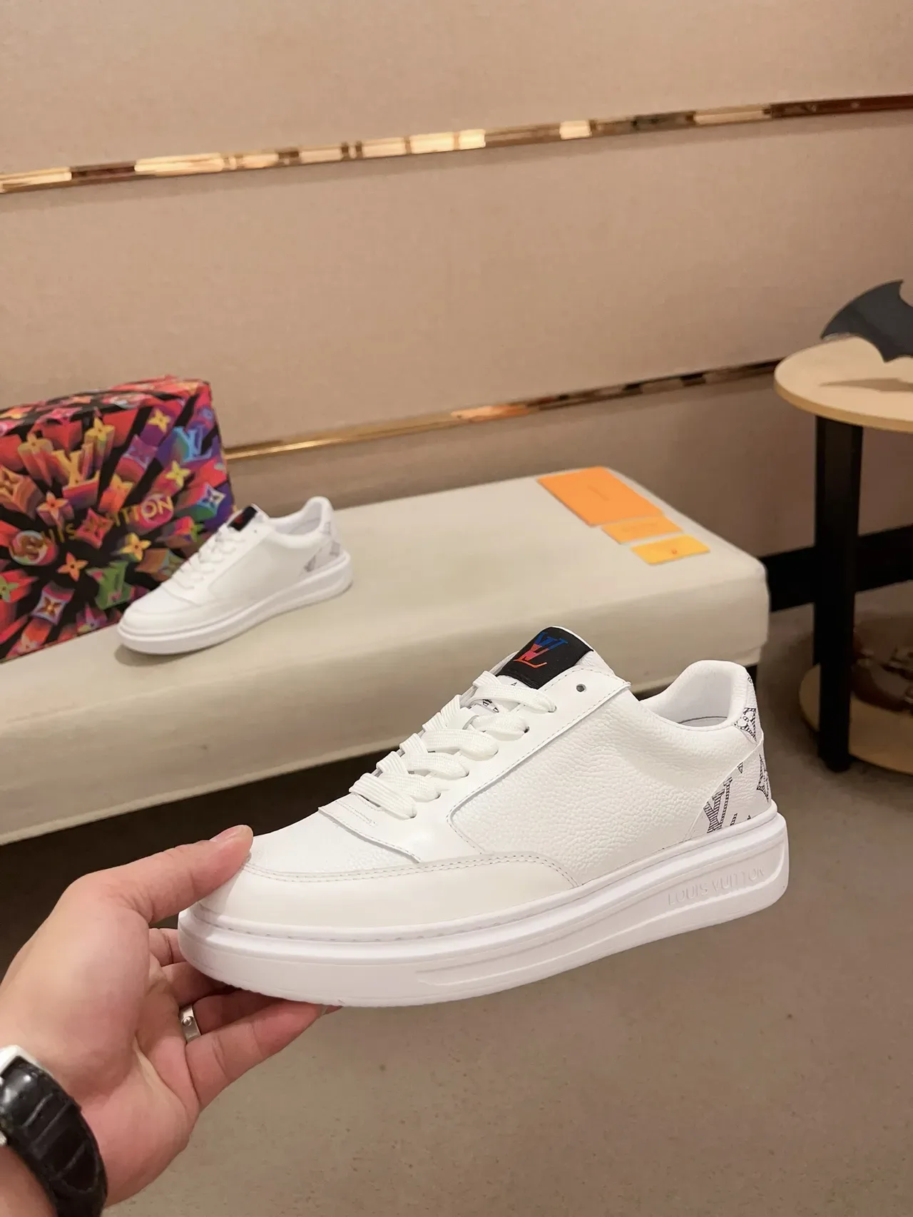 Louis Vuitton LV Trainer Branco Preto couro texturizado impressão de monograma calcanhar tênis lifestyle 3