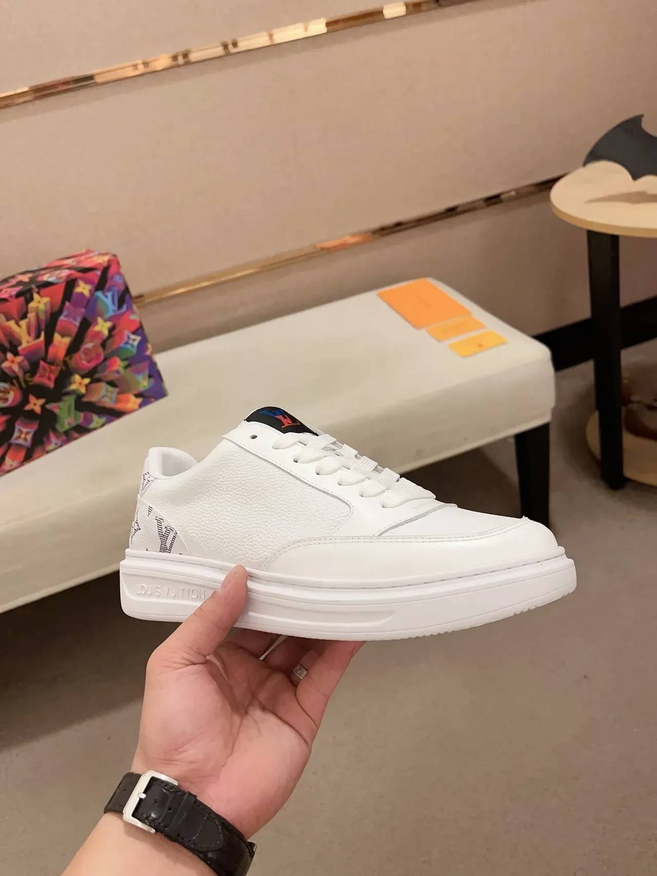 Louis Vuitton LV Trainer Branco Preto couro texturizado impressão de monograma calcanhar tênis lifestyle 4