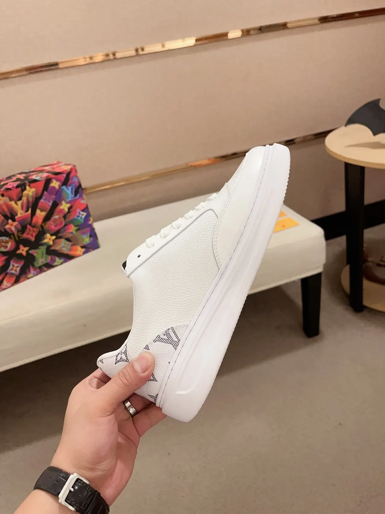 Louis Vuitton LV Trainer Branco Preto couro texturizado impressão de monograma calcanhar tênis lifestyle 5
