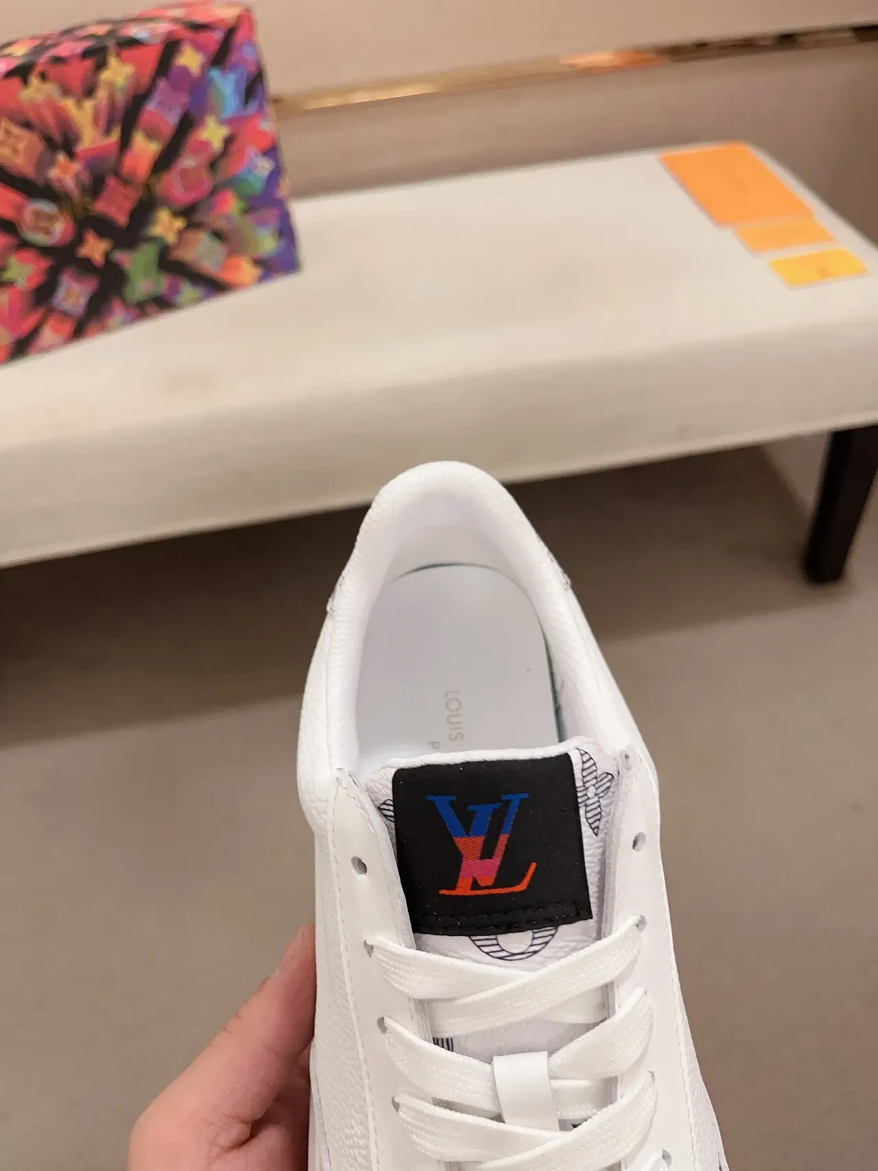 Louis Vuitton LV Trainer Branco Preto couro texturizado impressão de monograma calcanhar tênis lifestyle 6