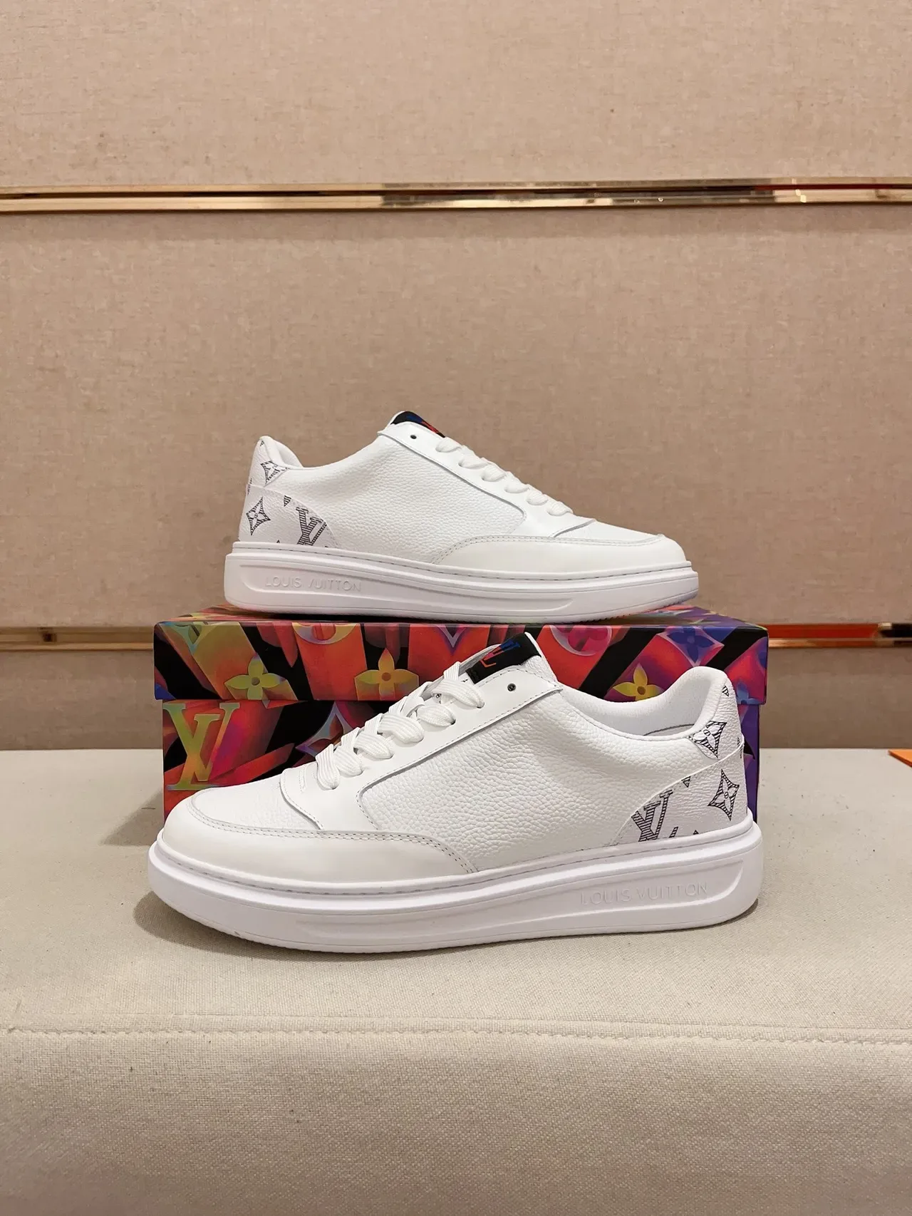 Louis Vuitton LV Trainer Branco Preto couro texturizado impressão de monograma calcanhar tênis lifestyle 7