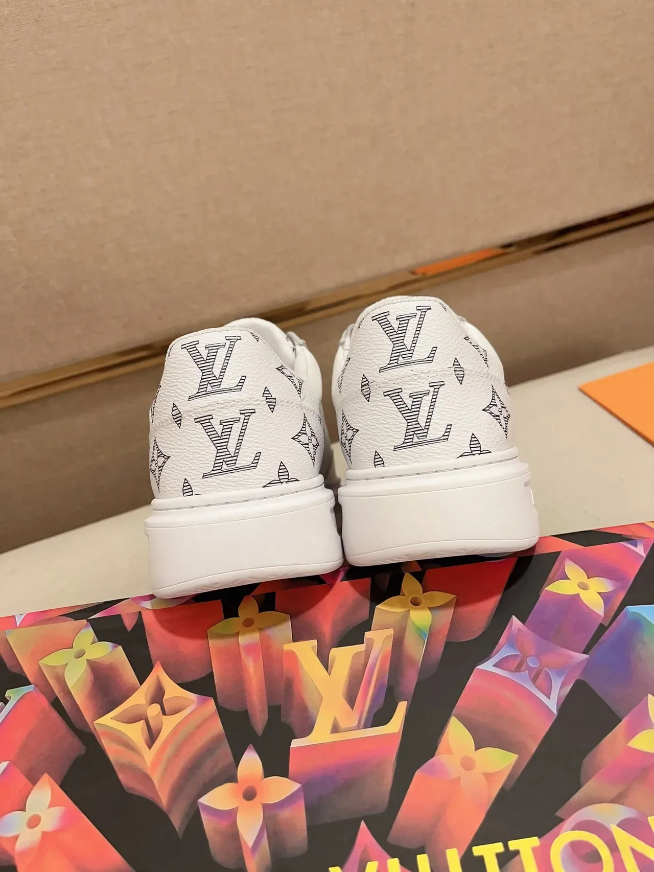 Louis Vuitton LV Trainer Branco Preto couro texturizado impressão de monograma calcanhar tênis lifestyle 8