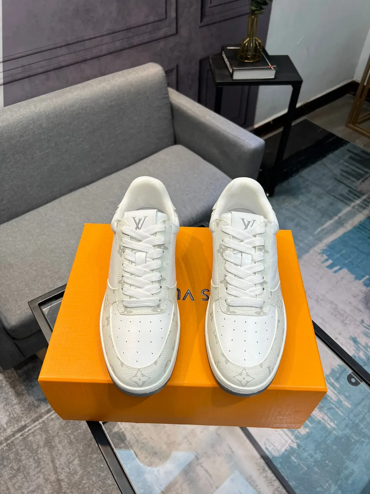 Louis Vuitton LV Trainer Branco Cinza Couro Monogram Detalhe Logo Perfurado Lifestyle Sneakers 2