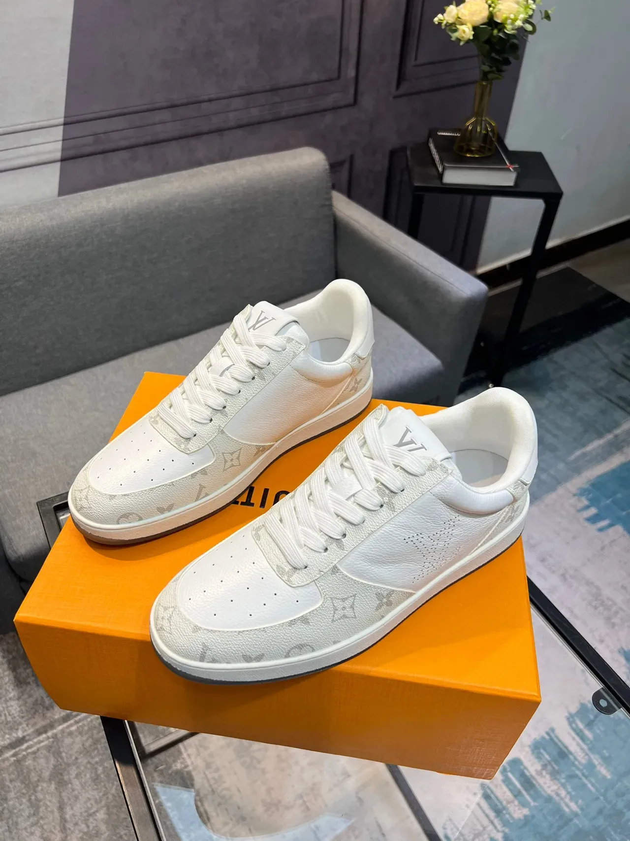 Louis Vuitton LV Trainer Branco Cinza Couro Monogram Detalhe Logo Perfurado Lifestyle Sneakers 3