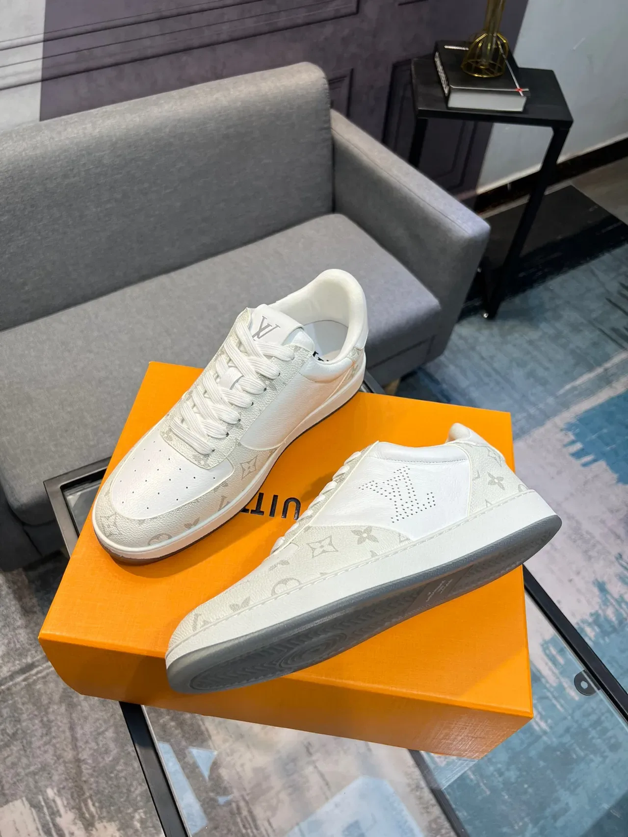 Louis Vuitton LV Trainer Branco Cinza Couro Monogram Detalhe Logo Perfurado Lifestyle Sneakers 4
