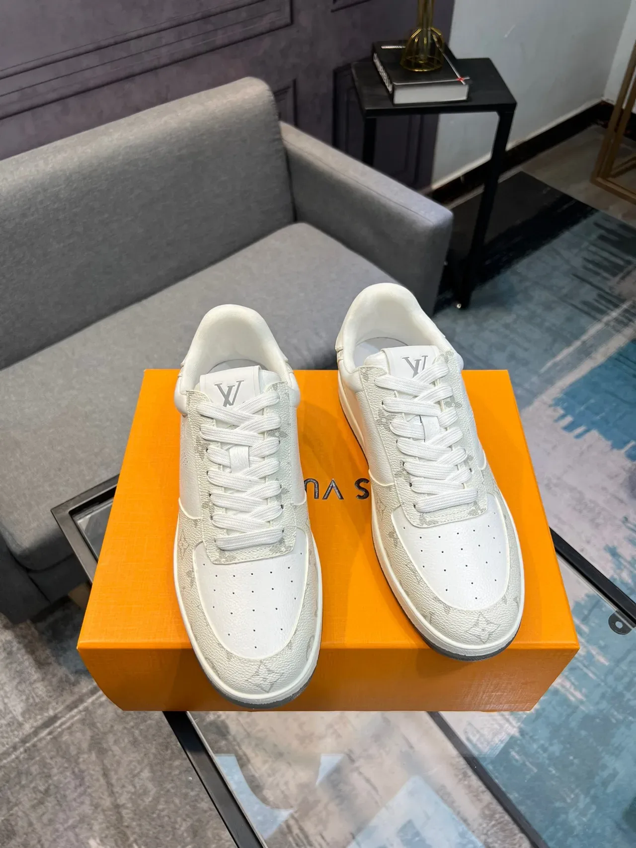 Louis Vuitton LV Trainer Branco Cinza Couro Monogram Detalhe Logo Perfurado Lifestyle Sneakers 5