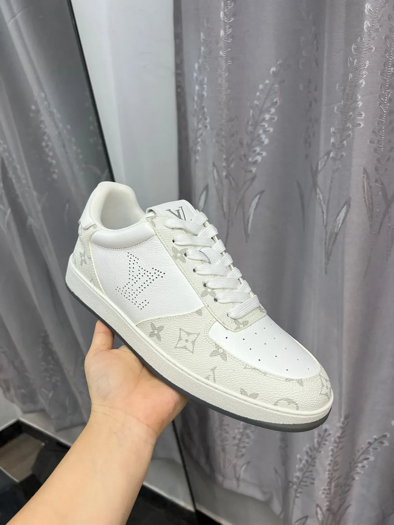 Louis Vuitton LV Trainer Branco Cinza Couro Monogram Detalhe Logo Perfurado Lifestyle Sneakers 6