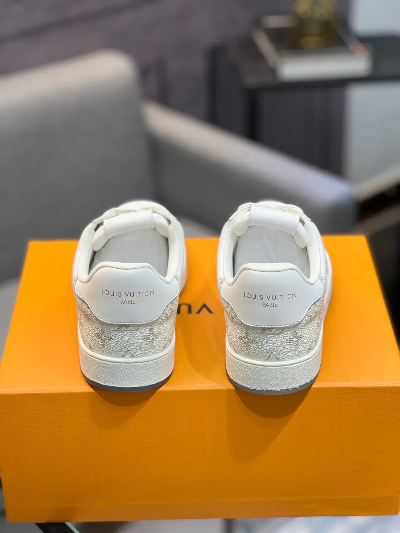 Louis Vuitton LV Trainer Branco Cinza Couro Monogram Detalhe Logo Perfurado Lifestyle Sneakers 8