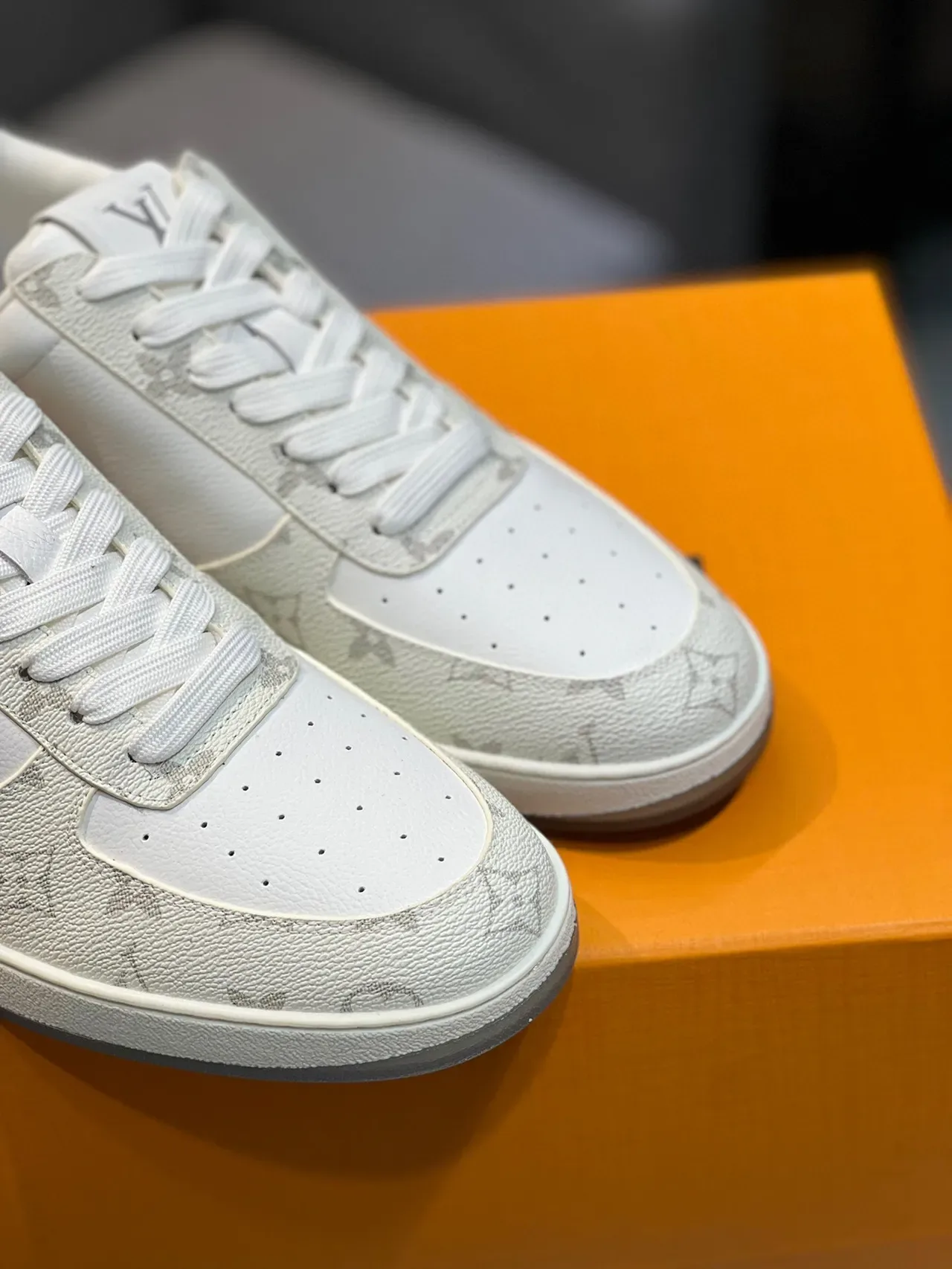 Louis Vuitton LV Trainer Branco Cinza Couro Monogram Detalhe Logo Perfurado Lifestyle Sneakers 9
