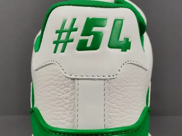 Louis Vuitton LV Trainer Tênis Lifestyle Branco Verde Couro Superior Costuras Contrastantes E Acentos 2