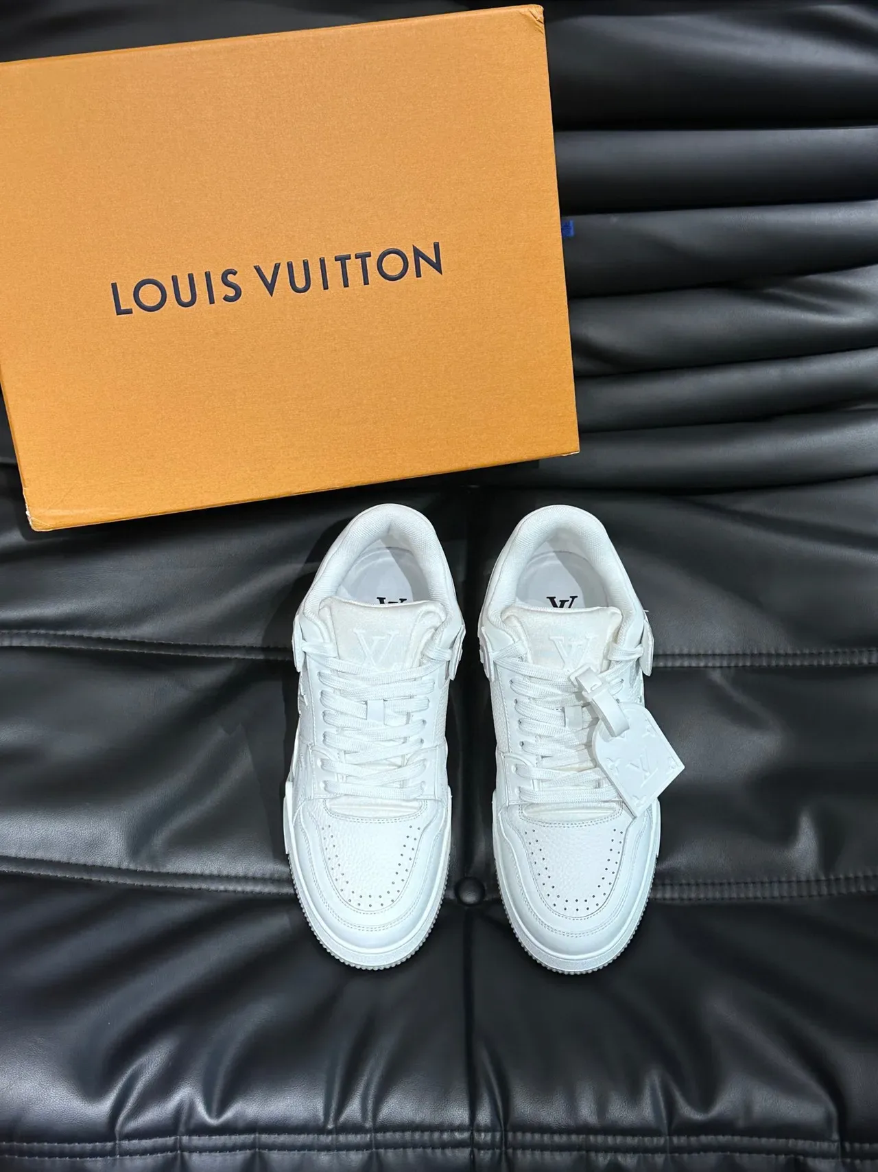 Louis Vuitton LV Trainer White Silver Monogramado Painel Lateral Esculpido Camadas Sola Intermediária Tênis Lifestyle 2