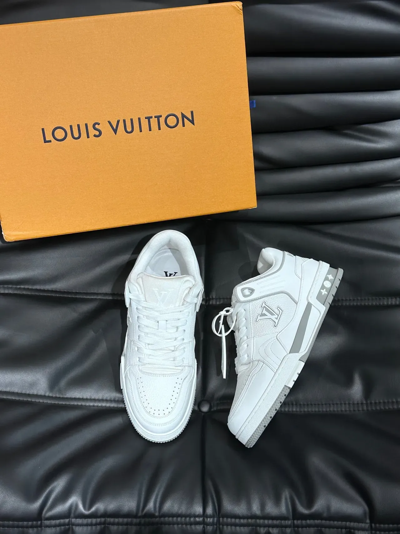 Louis Vuitton LV Trainer White Silver Monogramado Painel Lateral Esculpido Camadas Sola Intermediária Tênis Lifestyle 3