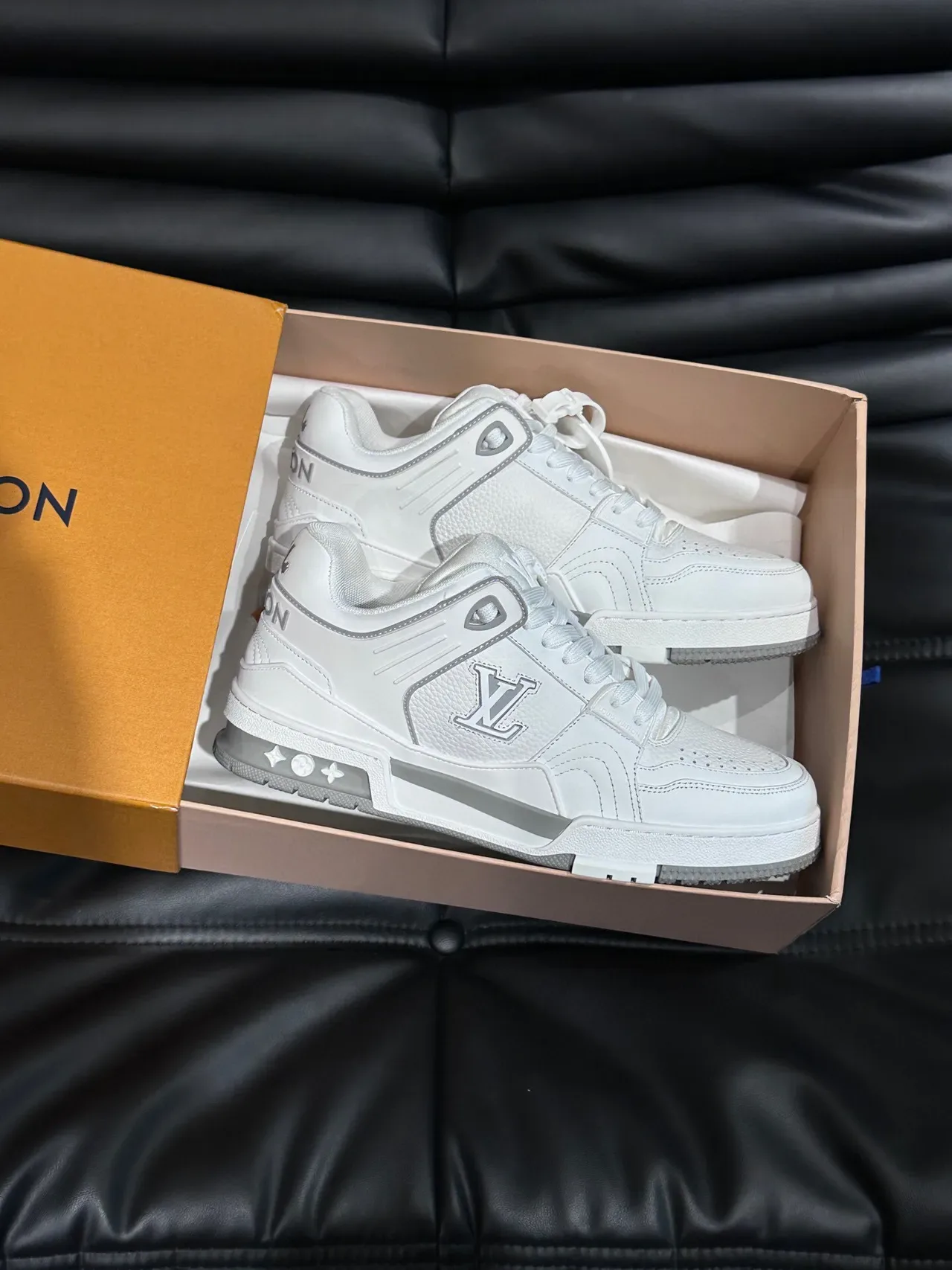 Louis Vuitton LV Trainer White Silver Monogramado Painel Lateral Esculpido Camadas Sola Intermediária Tênis Lifestyle 4