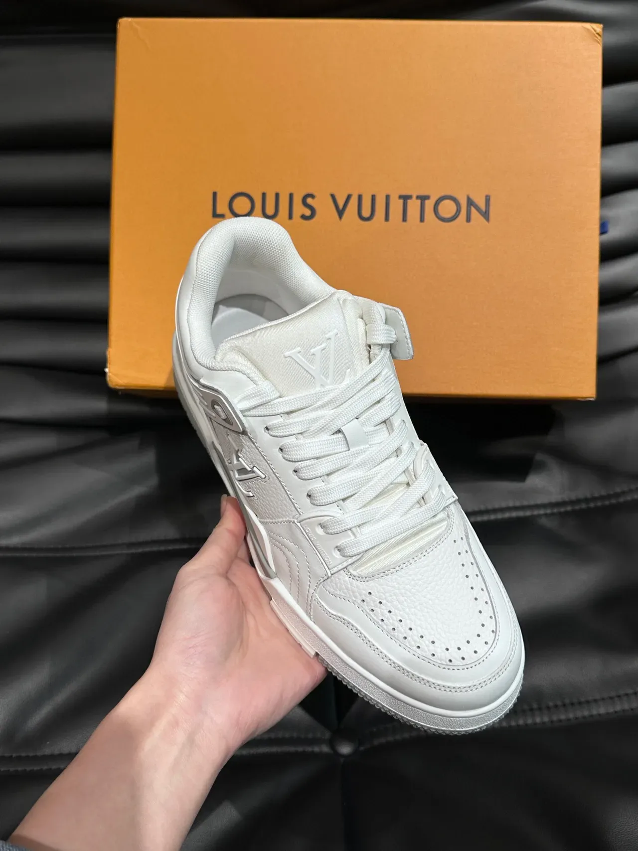 Louis Vuitton LV Trainer White Silver Monogramado Painel Lateral Esculpido Camadas Sola Intermediária Tênis Lifestyle 5