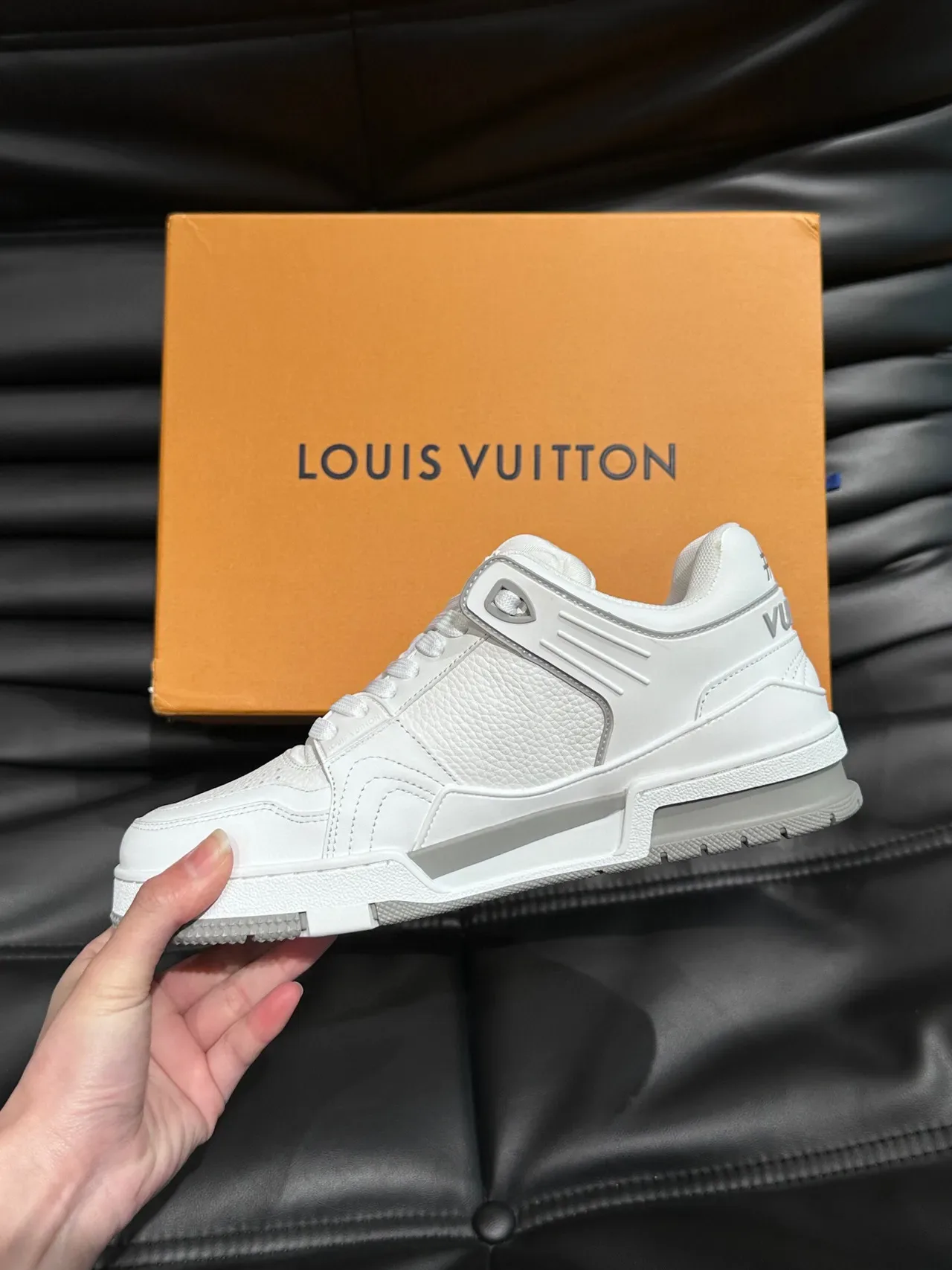 Louis Vuitton LV Trainer White Silver Monogramado Painel Lateral Esculpido Camadas Sola Intermediária Tênis Lifestyle 6