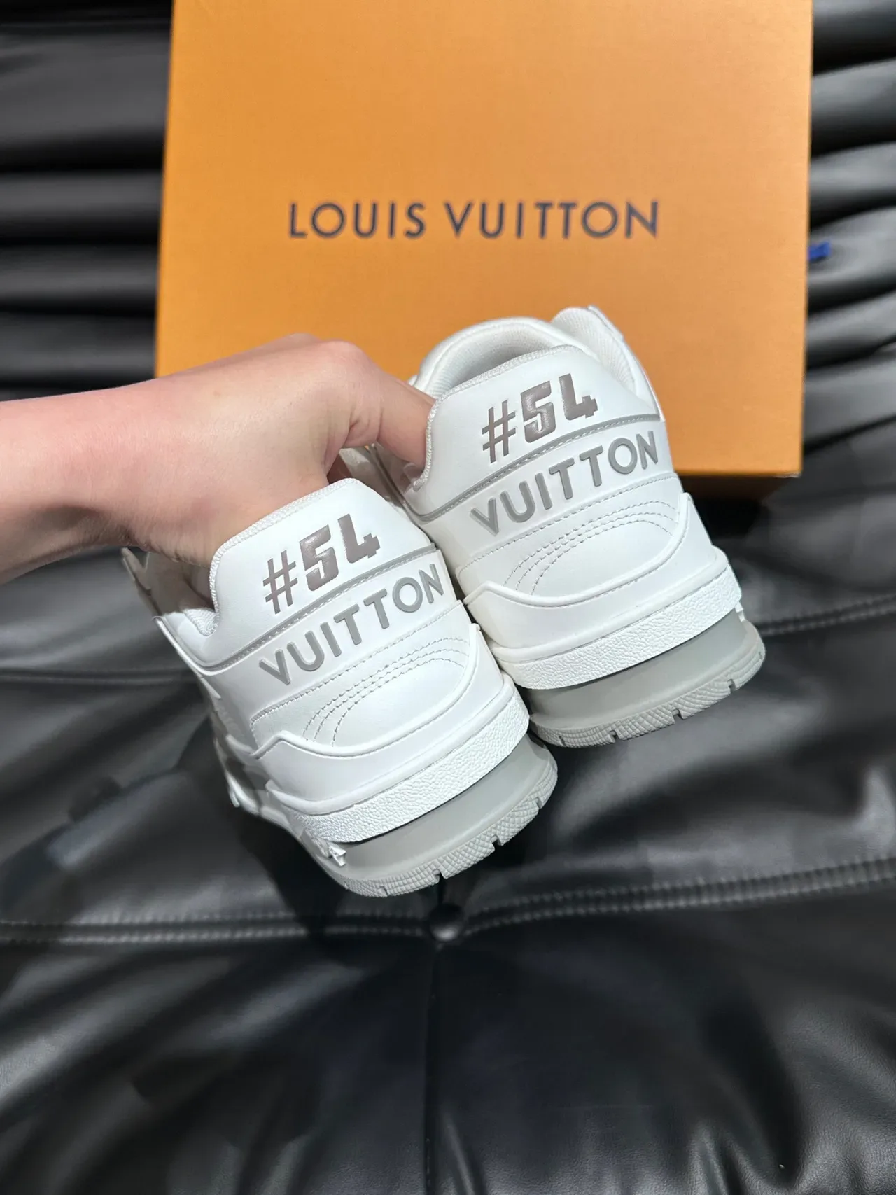 Louis Vuitton LV Trainer White Silver Monogramado Painel Lateral Esculpido Camadas Sola Intermediária Tênis Lifestyle 7