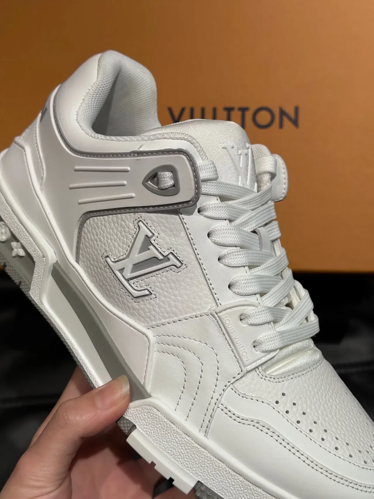 Louis Vuitton LV Trainer White Silver Monogramado Painel Lateral Esculpido Camadas Sola Intermediária Tênis Lifestyle 8