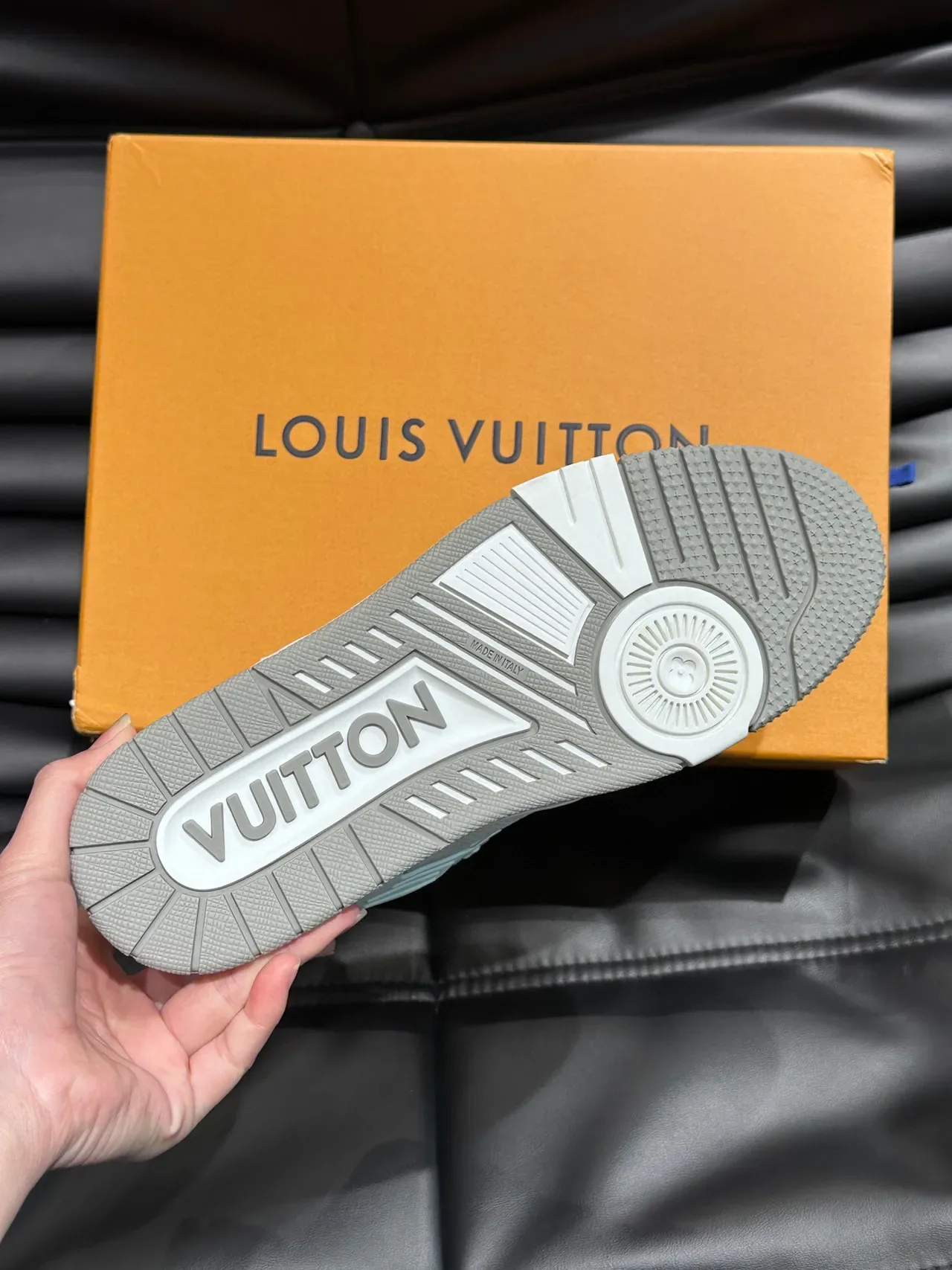 Louis Vuitton LV Trainer White Silver Monogramado Painel Lateral Esculpido Camadas Sola Intermediária Tênis Lifestyle 9