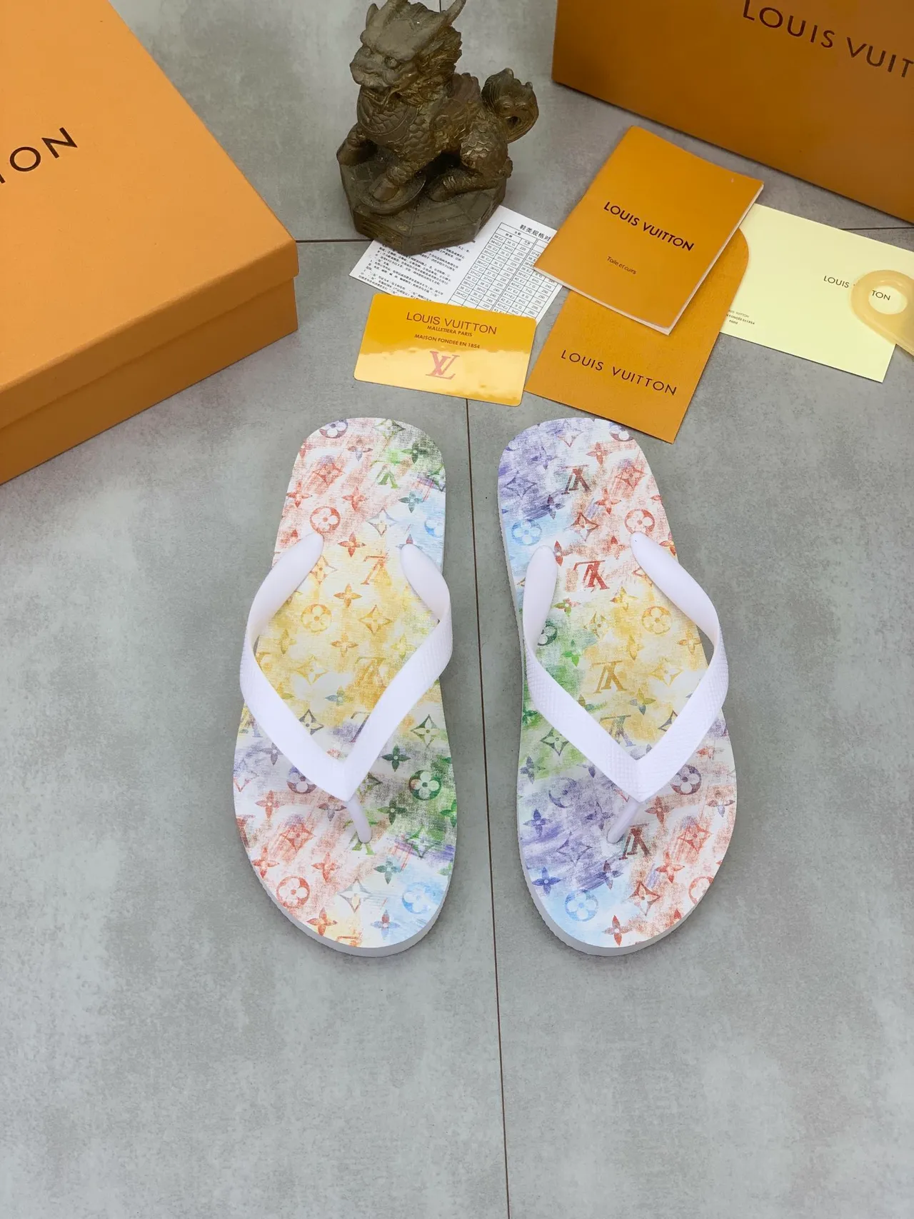 Louis Vuitton Monograma y Print Gráfico de Pantuflas 8