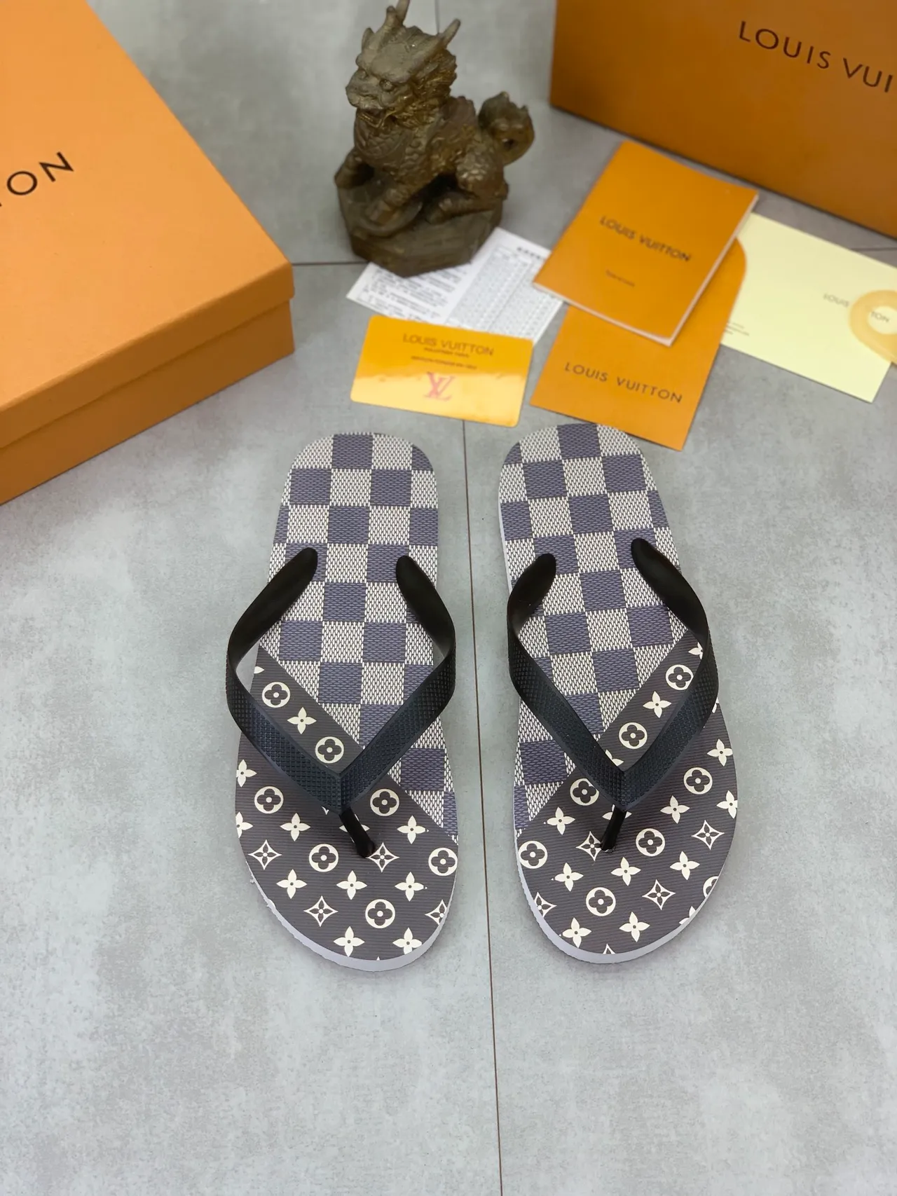 Louis Vuitton Monograma y Print Gráfico de Pantuflas 11