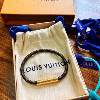 Louis Vuitton Monogram سوار بني ذهبي جلد كلاسب أسطواني