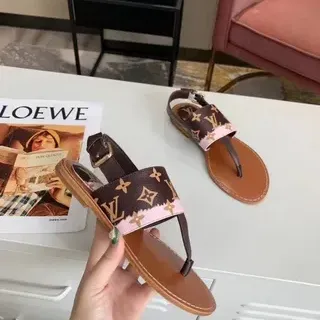 Louis Vuitton मोनोग्राम कैनवास गुलाबी ट्रिम फ्लैट थॉन्ग केजुअल सैंडल