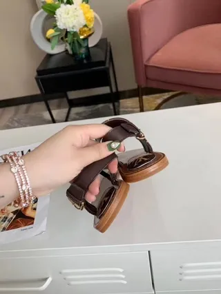 Louis Vuitton 米色印花帆布粉色滚边平跟人字拖休闲凉鞋 2