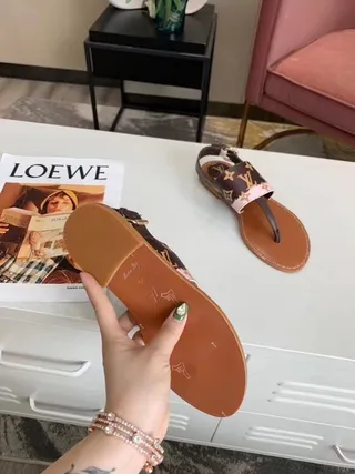 Louis Vuitton 米色印花帆布粉色滚边平跟人字拖休闲凉鞋 5