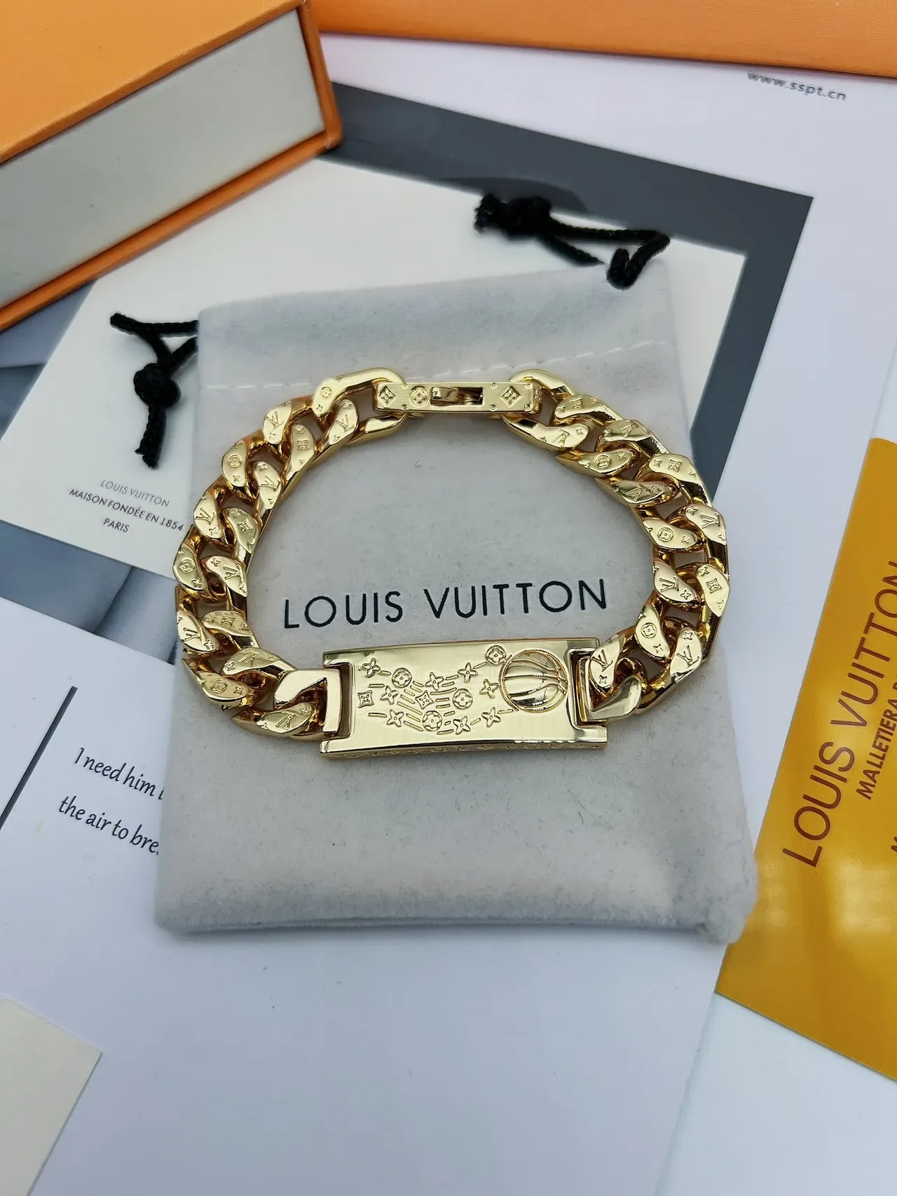 سوار Louis Vuitton Monogram سلسلة ذهبية مقطع كيرب 2