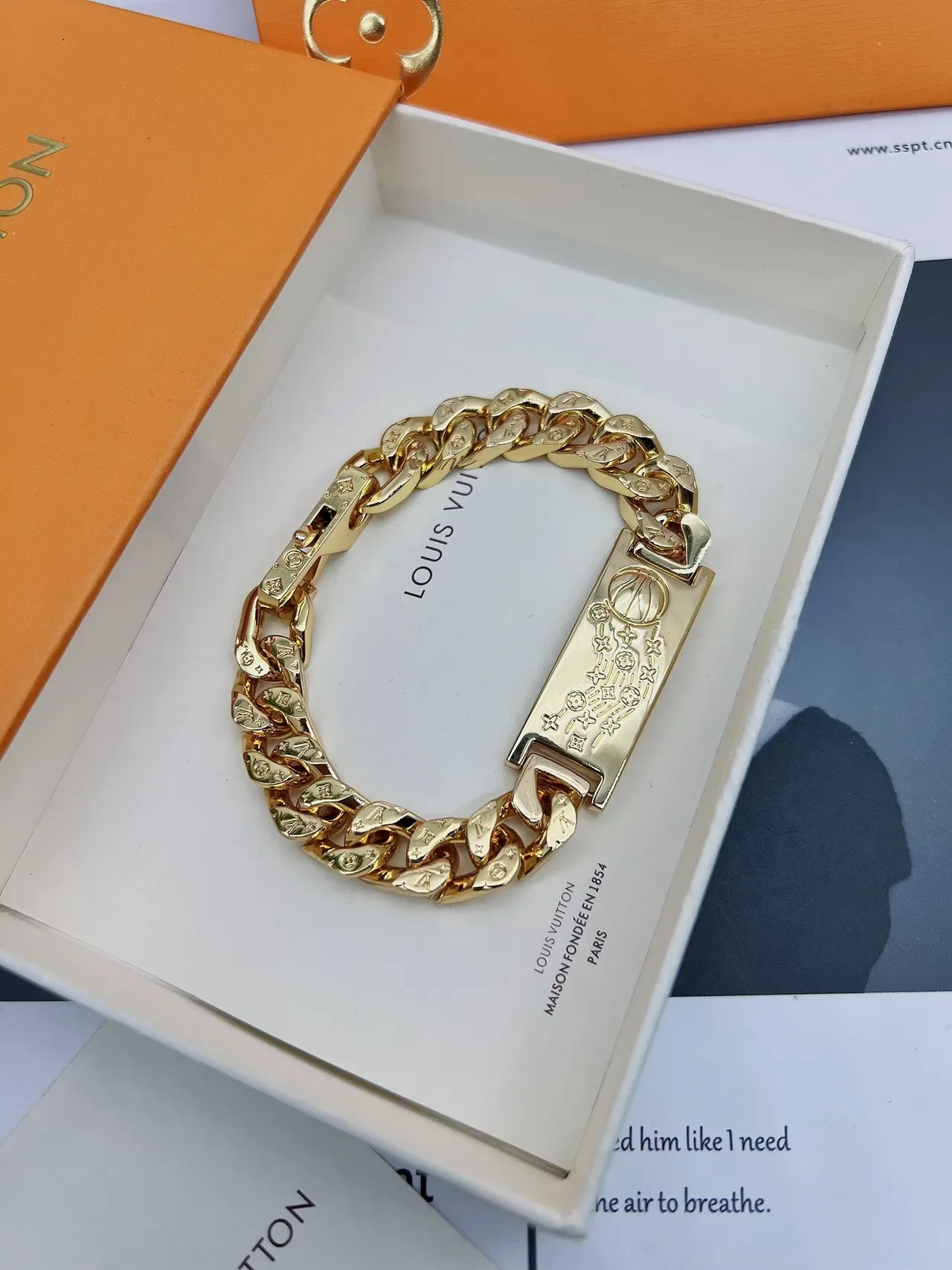سوار Louis Vuitton Monogram سلسلة ذهبية مقطع كيرب 7