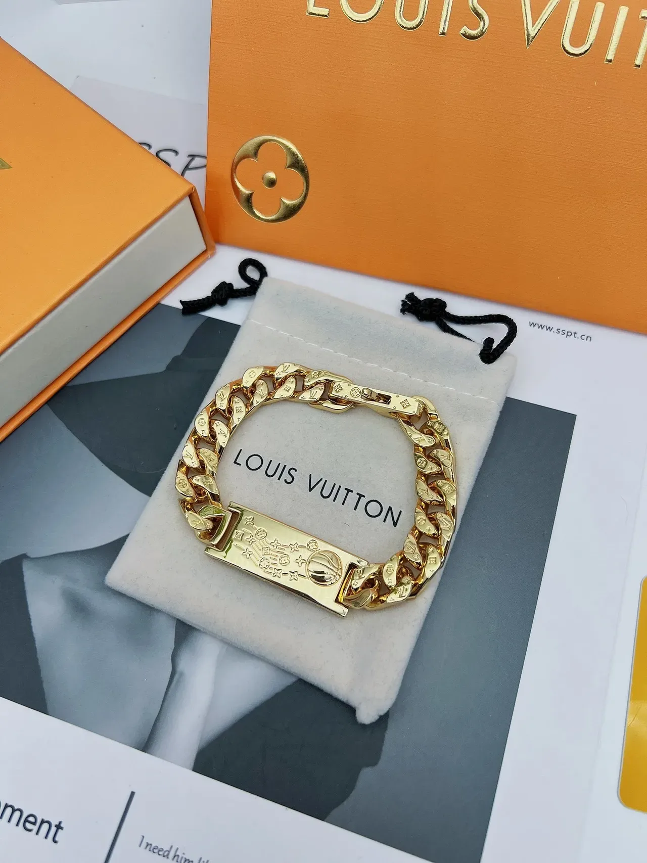 سوار Louis Vuitton Monogram سلسلة ذهبية مقطع كيرب 8