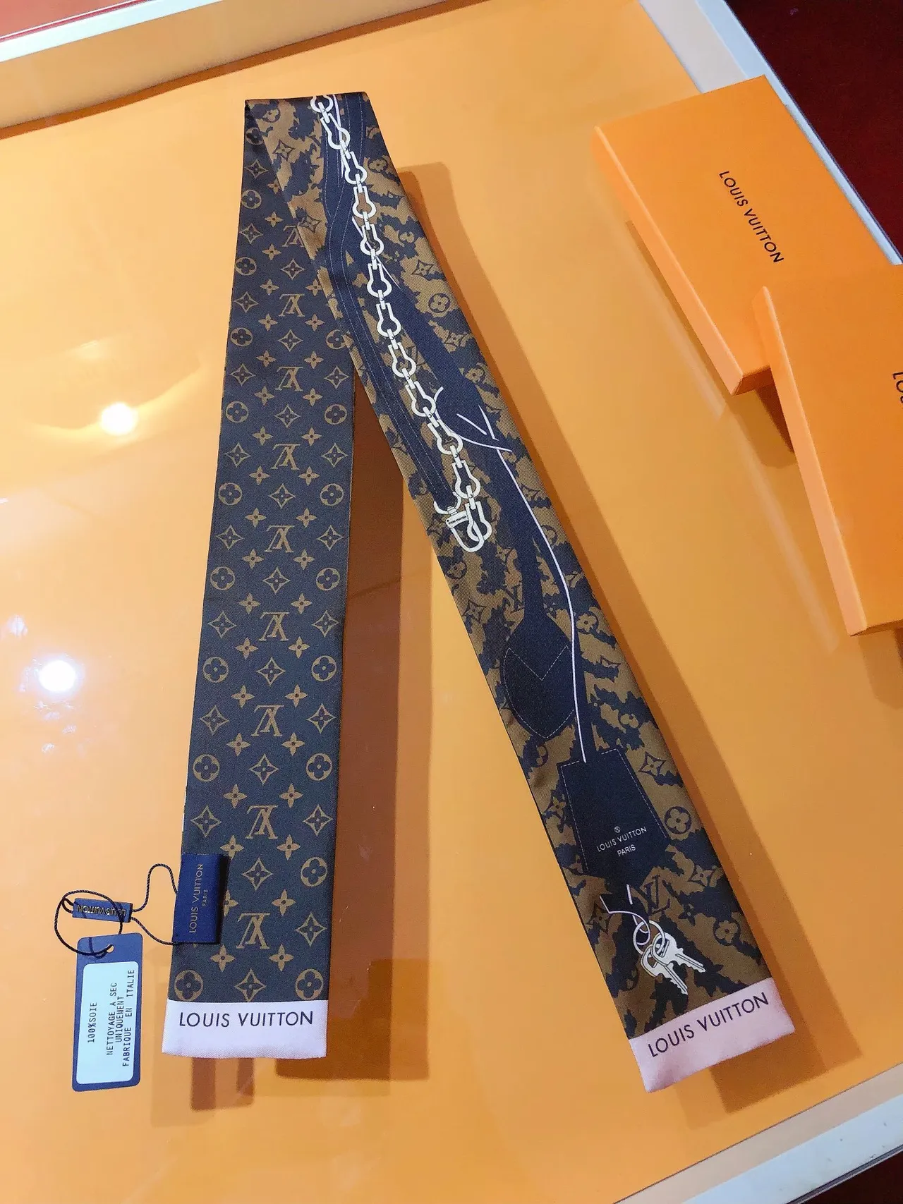 Louis Vuitton Monogram Chain Print bufanda de seda 5