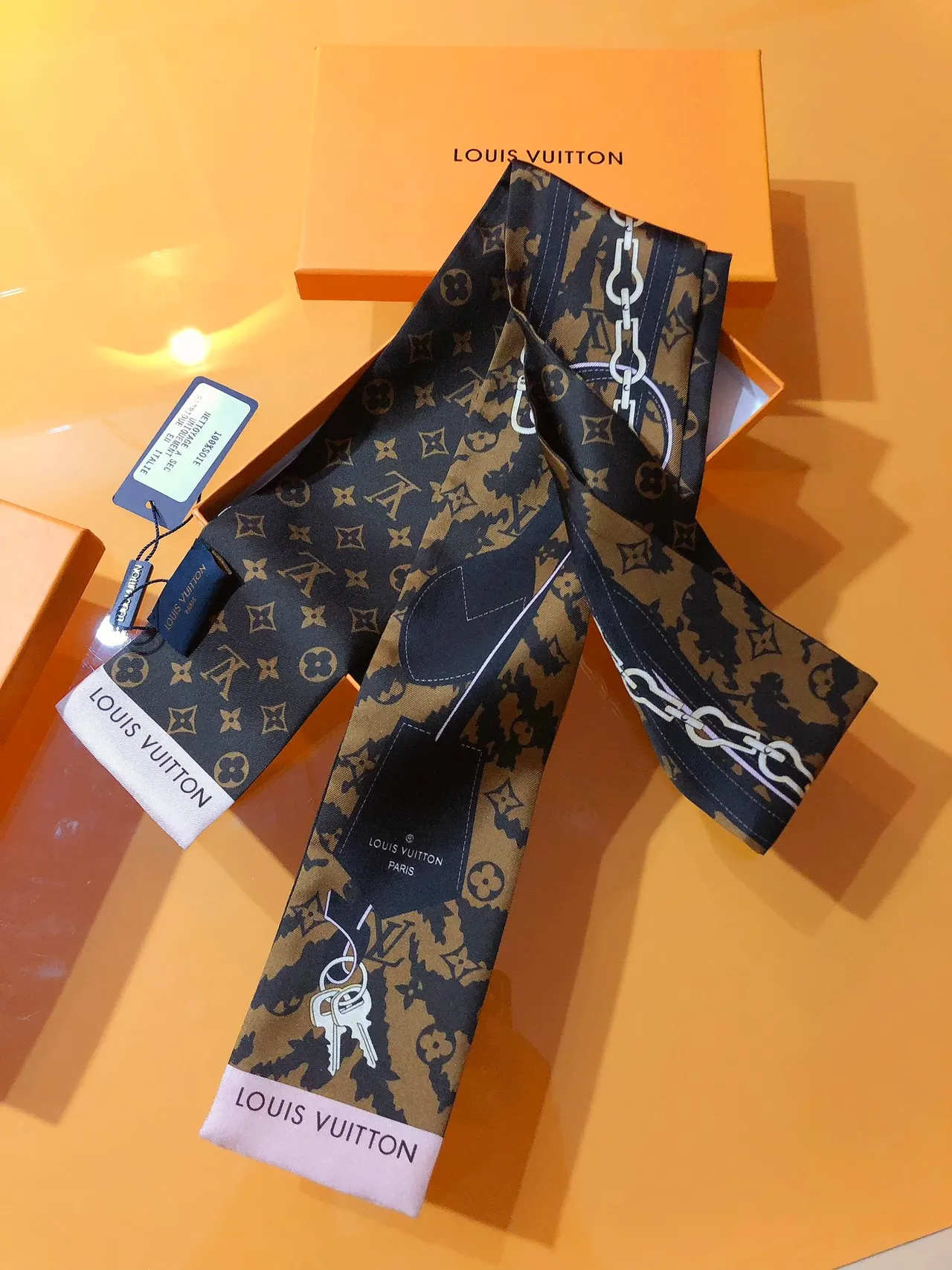 Louis Vuitton Monogram Chain Print bufanda de seda 6