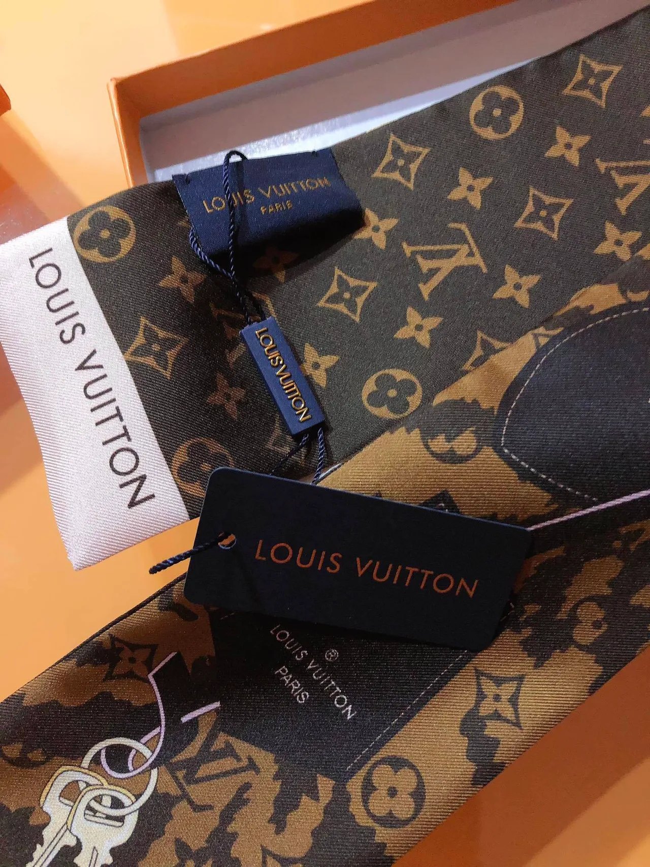 Louis Vuitton Monogram Chain Print bufanda de seda 8