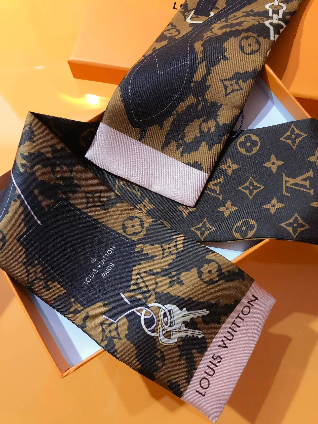 Louis Vuitton Monogram Chain Print bufanda de seda 9
