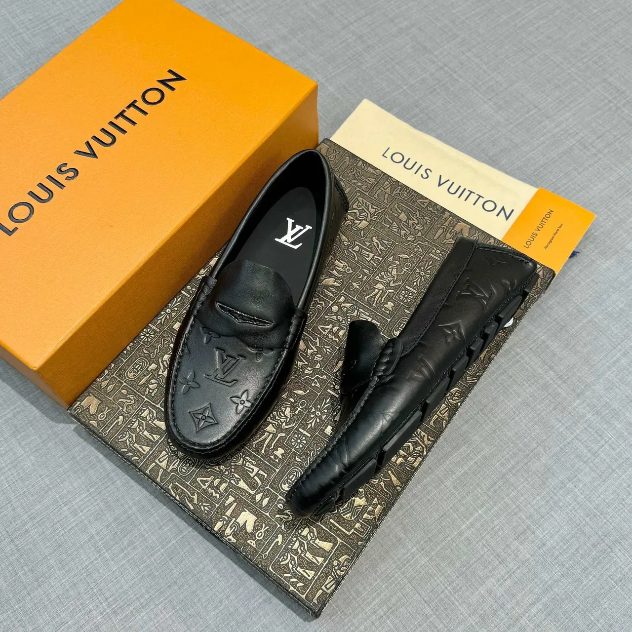 Louis Vuitton Monogram-Embossed Penny Loafer काला चमड़ा लोअफर 2