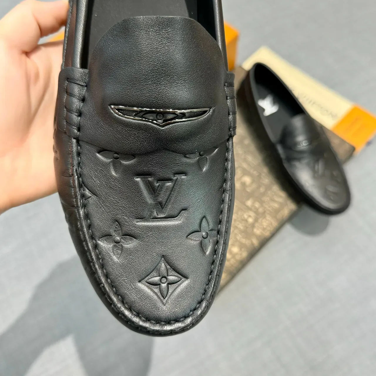Louis Vuitton Monogram-Embossed Penny Loafer काला चमड़ा लोअफर 3