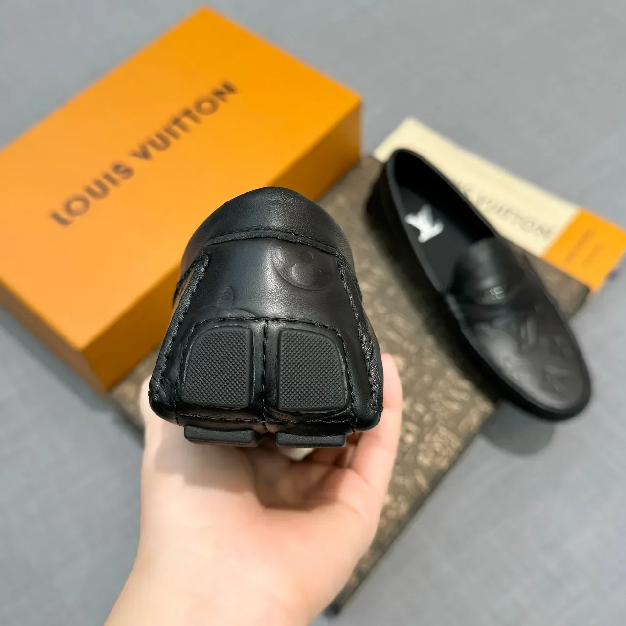 Louis Vuitton Monogram-Embossed Penny Loafer काला चमड़ा लोअफर 4