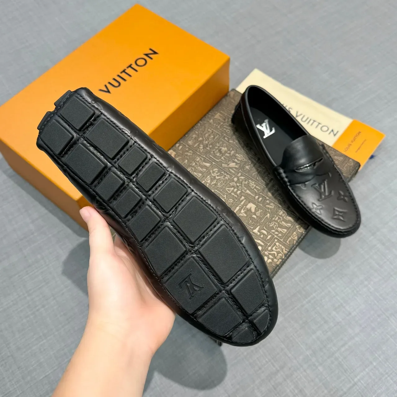 Louis Vuitton Monogram-Embossed Penny Loafer काला चमड़ा लोअफर 5