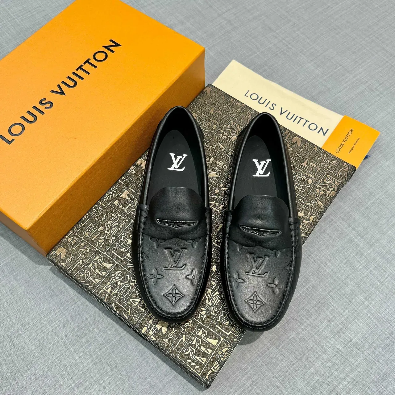Louis Vuitton Monogram-Embossed Penny Loafer काला चमड़ा लोअफर 6