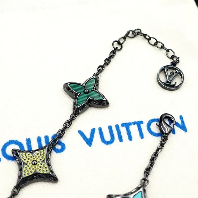 Louis Vuitton Monogram Flowers Pulsera de encanto floral de esmalte 3