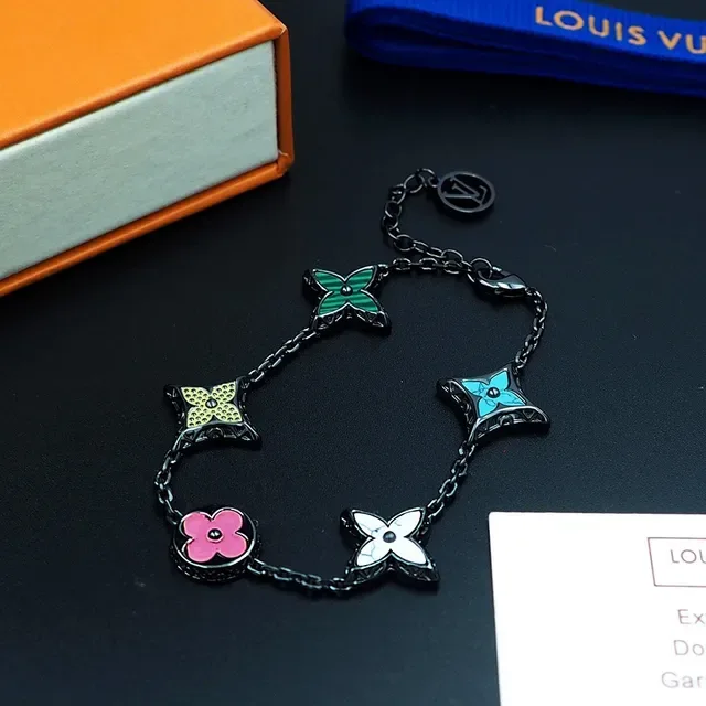 Louis Vuitton Monogram Flowers Pulsera de encanto floral de esmalte 6