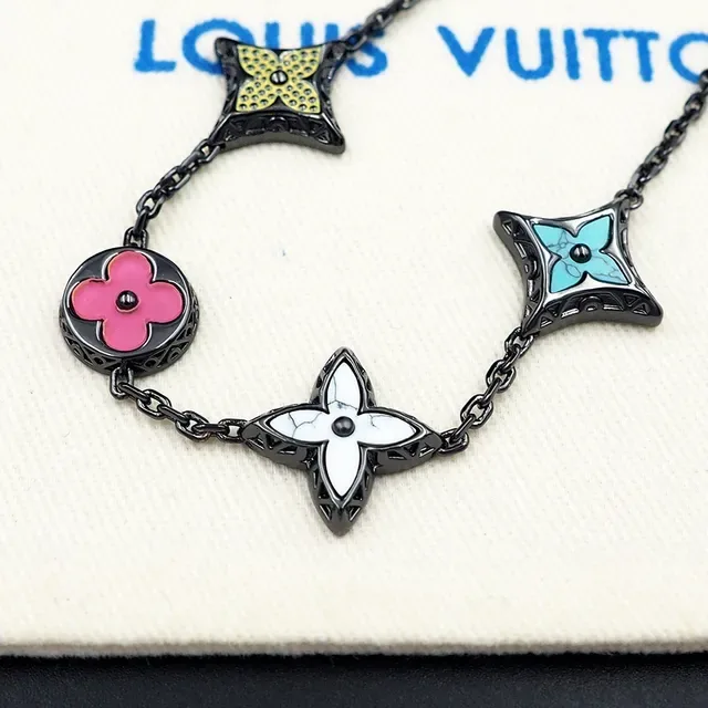Louis Vuitton Monogram Flowers Pulsera de encanto floral de esmalte 7