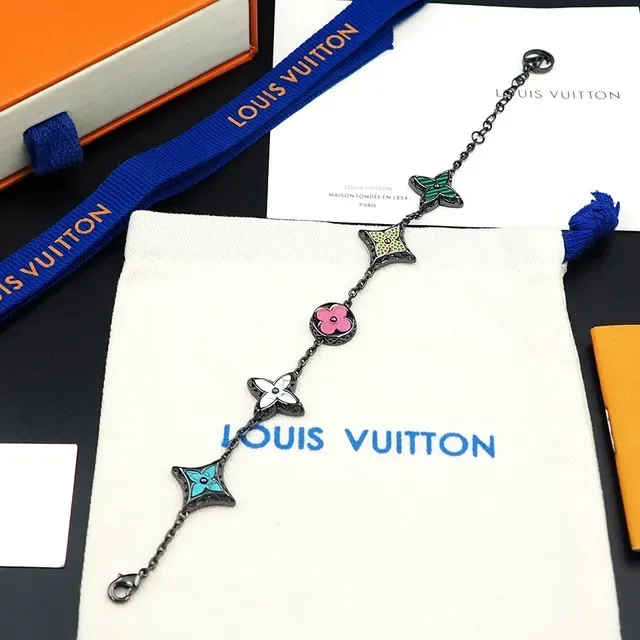 Louis Vuitton Monogram Flowers Pulsera de encanto floral de esmalte 8