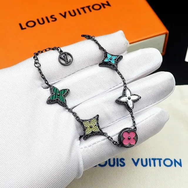 Louis Vuitton Monogram Flowers Pulsera de encanto floral de esmalte 9