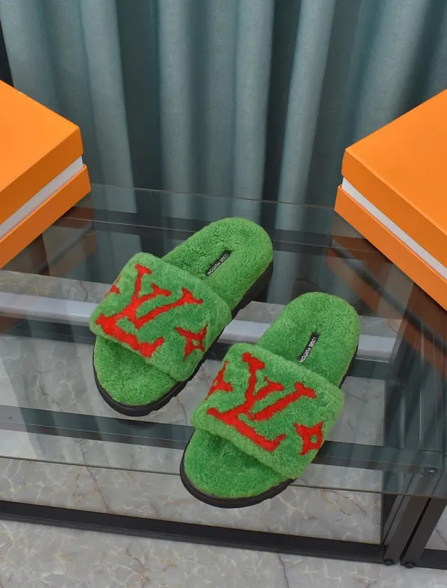Louis Vuitton Monogram Slides peluche vert rouge chaussons de peluche 2