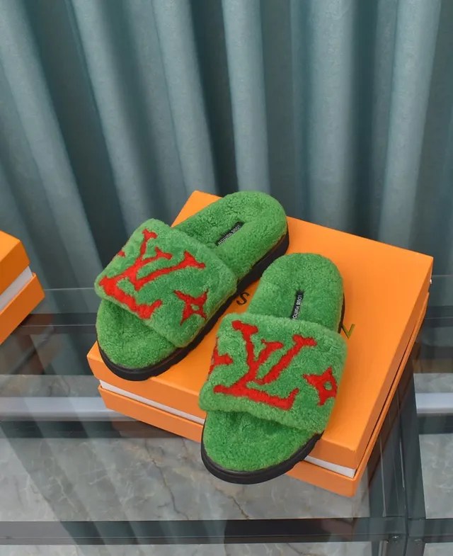 Louis Vuitton Monogram Slides peluche vert rouge chaussons de peluche 3