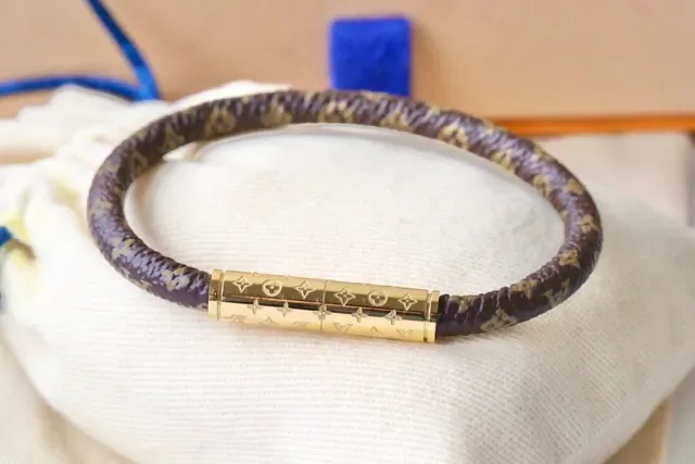 Louis Vuitton سوار جلد مونوجرام بني ذهبي مكشكش مونوجرام 4