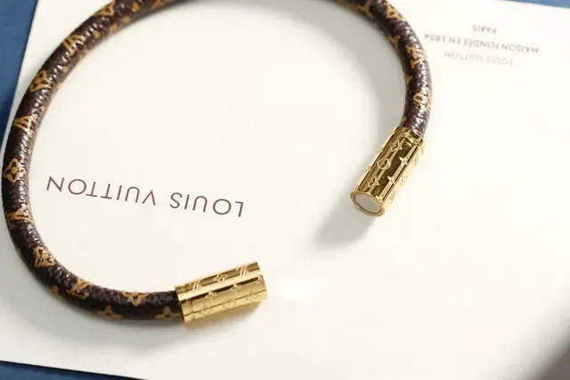 Louis Vuitton سوار جلد مونوجرام بني ذهبي مكشكش مونوجرام 5